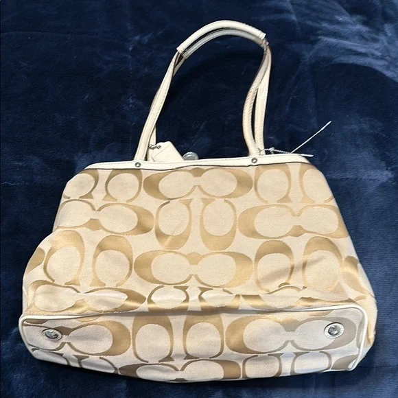 Coach Cream Shoulder Bag with Patterned Design and White Handles - Picture 2 of 10